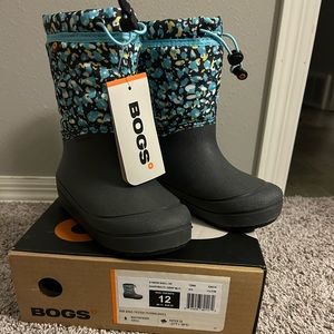 NWT Bogs girls snow boots size 12